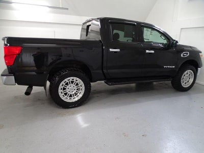 2017 Nissan TITAN SV