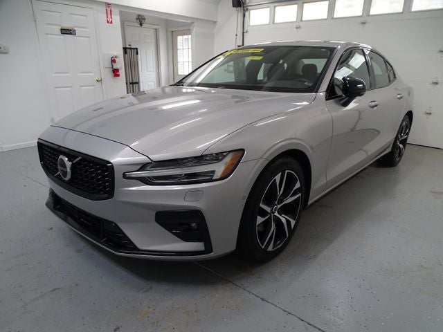 2024 Volvo S60 B5 Plus Dark Theme
